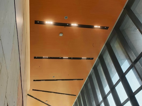Interior de hotel em laminado compacto cor ameixa
